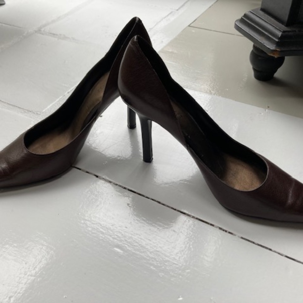 Who doesn't need a basic Brown leather pump? - Picture 7 of 7